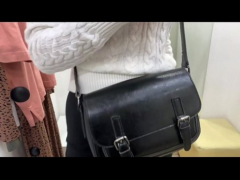 ❤️ Pampublikong masturbesyon ng batang asong si FeralBerry na may dildo sa fitting room ❤️ Porno sa amin ❌