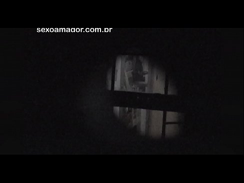 ❤️ Si Blondie ay lihim na nakunan ng video ng isang voyeur ng kapitbahayan na nakatago sa likod ng mga guwang na brick ❤️ Porno sa amin ❌