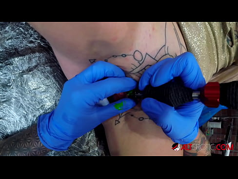 ❤️ Nagpa-tattoo sa kanyang klitoris ang sobrang tattoo na hottie na si Sully Savage ❤️ Porno sa amin ❌