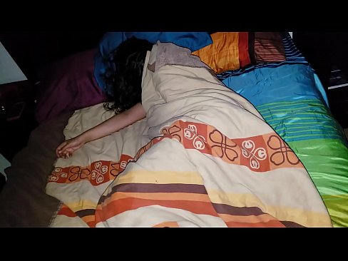 ❤️ Pinupunasan ng stepson ang kanyang batang madrasta habang natutulog ito. ❤️ Porno sa amin ❌