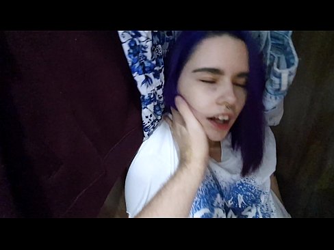 ❤️ Natagpuan ang aking kapatid na babae sa aparador at tinulungan ang kanyang cum ❤️ Porno sa amin ❌